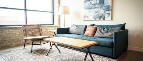 Departamento Deluxe, 1 cama Queen size y sofá cama, para no fumadores | Área de sala de estar | Smart TV de 42 pulgadas con canales digitales, Netflix y Hulu