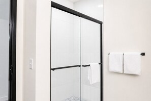 Deluxe-Apartment, 1 Queen-Bett, Nichtraucher | Badezimmer | Duschwanne, kostenlose Toilettenartikel, Haartrockner, Handtücher