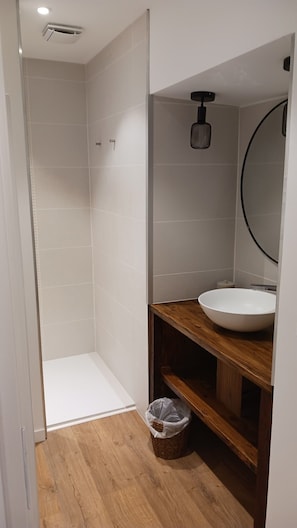 A bathroom with a shower, a sink, and a mirror. - Maison de village dans une belle vallée paisible à découvrir. (Le Pontet)