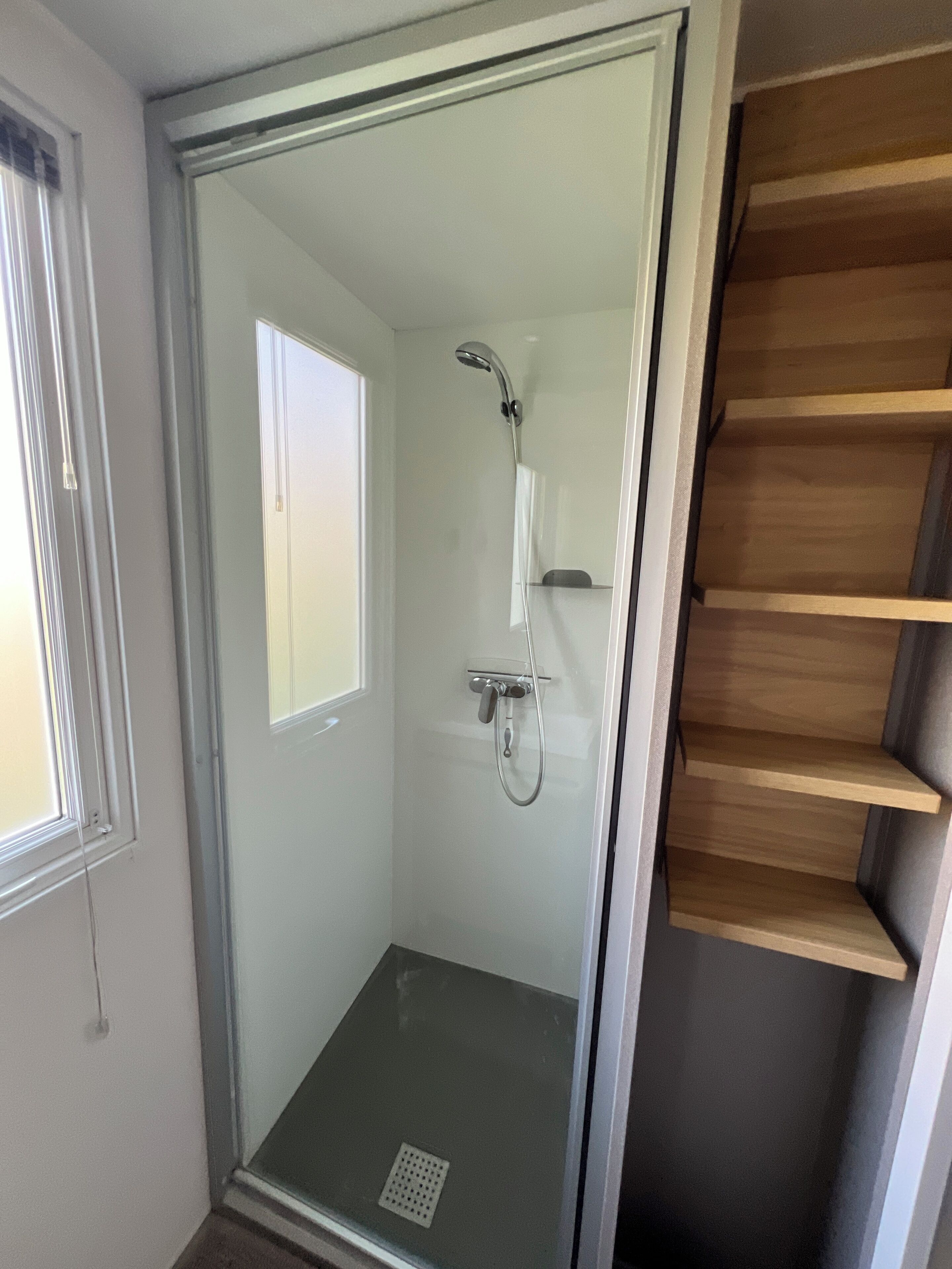 Een douche, een haardroger, handdoeken, zeep