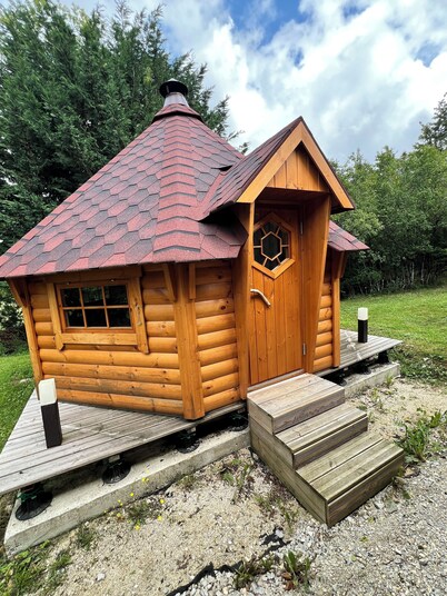 Wooden cottage with terrace overlooking the countryside and swimming pool, optional Kota grill