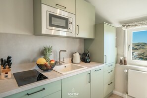 Kühlschrank, Mikrowelle, Herdplatte, Wasserkocher mit Kaffee-/Teezubehör