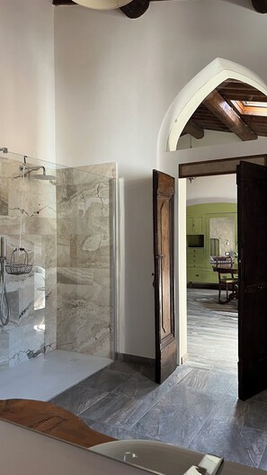 Comfort Suite, Garden View | Bathroom | Shower, hair dryer, towels, soap - Agriturismo Villa La Fontina  (Castiglion Fiorentino)