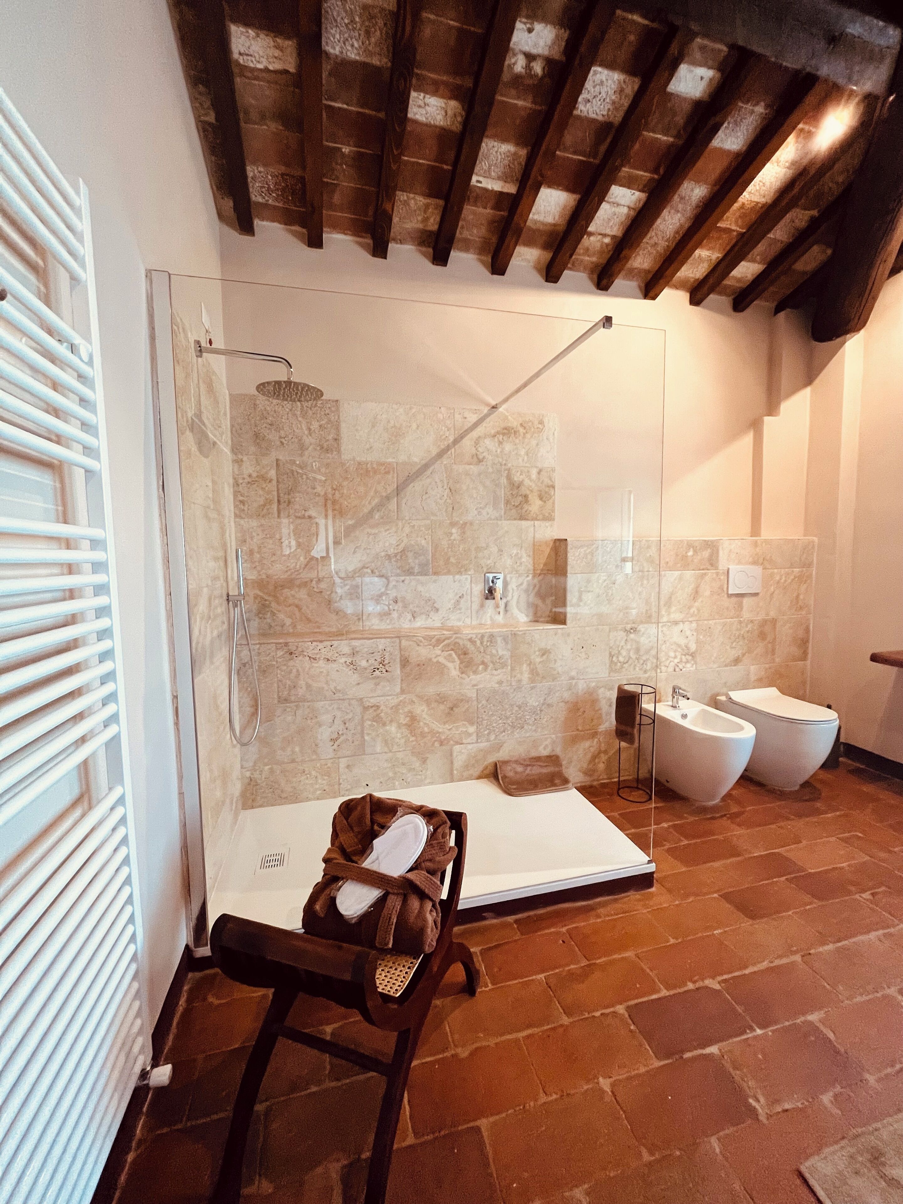 Deluxe-Suite, Gartenblick | Badezimmer | Dusche, Haartrockner, Handtücher, Seife