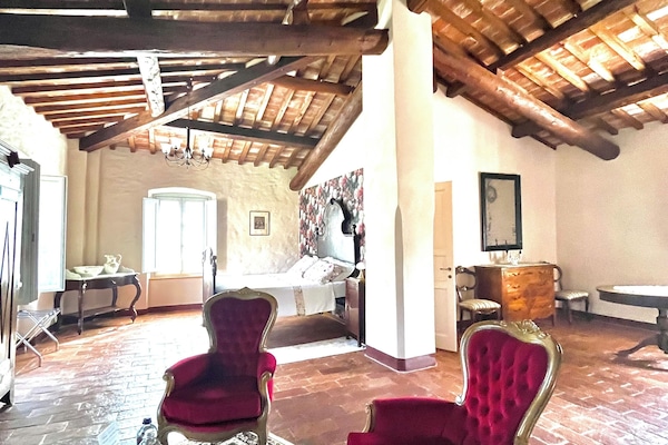 Suite Deluxe, vista giardino | Una scrivania, postazione laptop, Wi-Fi gratuito