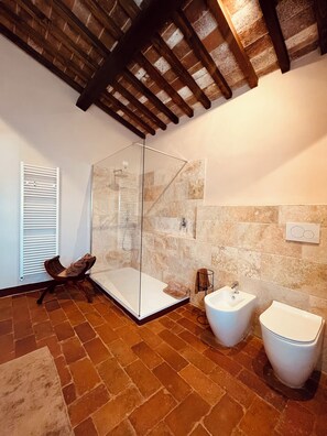Deluxe Suite, Garden View | Bathroom - Agriturismo Villa La Fontina (Castiglion Fiorentino)