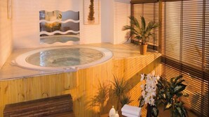 A spa area with a hot tub, wooden benches, potted plants, and artwork on the walls. - Four-guest Hub With Sauna & Pool (Val-Cenis)