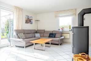 TV, fireplace, stereo