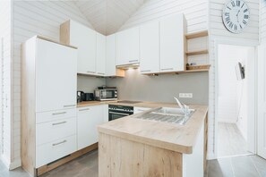 Fridge, microwave, oven, stovetop - Ferienhaus in Schönberg-Holm: Sauna, Kamin & Strandkorb inklusive (Schönberg (Holstein))