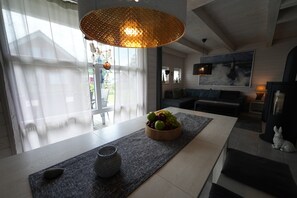 Fernseher, Kamin, DVD-Player, Bücher