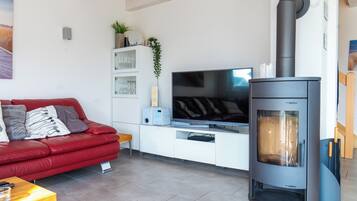 Een televisie, een open haard en een stereo