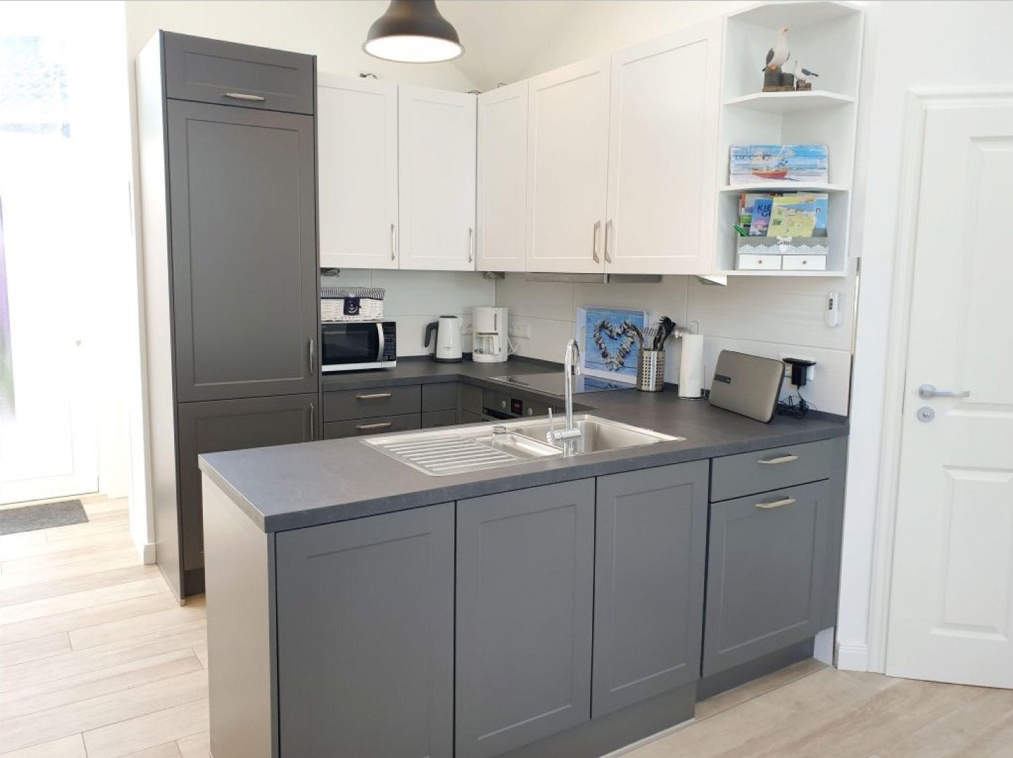 Wasserkocher mit Kaffee-/Teezubehör, Kühlschrank, Mikrowelle, Ofen