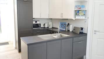 Wasserkocher mit Kaffee-/Teezubehör, Kühlschrank, Mikrowelle, Ofen
