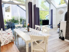 Dining - Ferienhaus "Rachel III" in Schönberg: Sauna, Kaminofen & Fasssauna (Schönberg (Holstein))