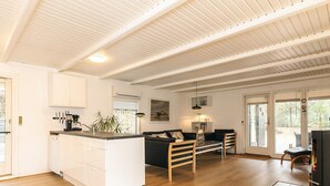 Un'ampia zona giorno con cucina, tavolo da pranzo e divano.