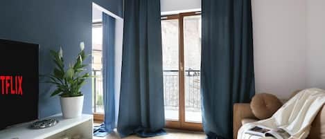 Departamento, balcón, vista al jardín | Área de sala de estar | Televisión de pantalla plana