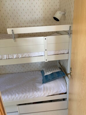 8 habitaciones, tabla de planchar con plancha, wifi y ropa de cama