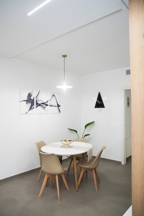 Dining - Suite 20five, Romantic Suite with In-Room Jacuzzi Hot Tub. (Bari)