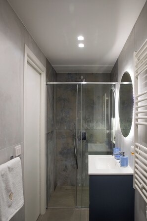 Shower, jetted tub, hair dryer, bidet - Suite 20five, Romantic Suite with In-Room Jacuzzi Hot Tub. (Bari)