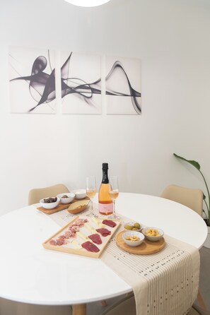 Dining - Suite 20five, Romantic Suite with In-Room Jacuzzi Hot Tub. (Bari)