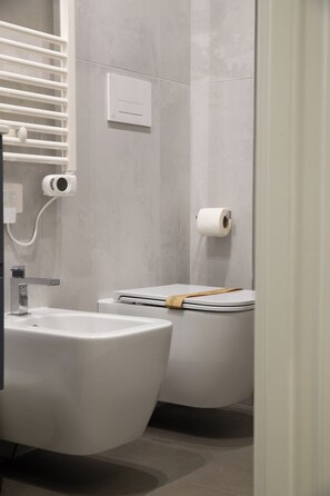 Shower, jetted tub, hair dryer, bidet - Suite 20five, Romantic Suite with In-Room Jacuzzi Hot Tub. (Bari)