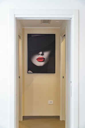 Interior - Suite 20five, Romantic Suite with In-Room Jacuzzi Hot Tub. (Bari)