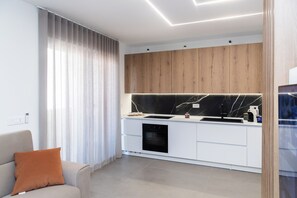 Interior - Suite 20five, Romantic Suite with In-Room Jacuzzi Hot Tub. (Bari)