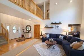 Smart TV, fireplace - Cozy 5 BR Home, Close to Heavenly, Mountain Bike Trails, & Downtown (SL371) (Stateline)