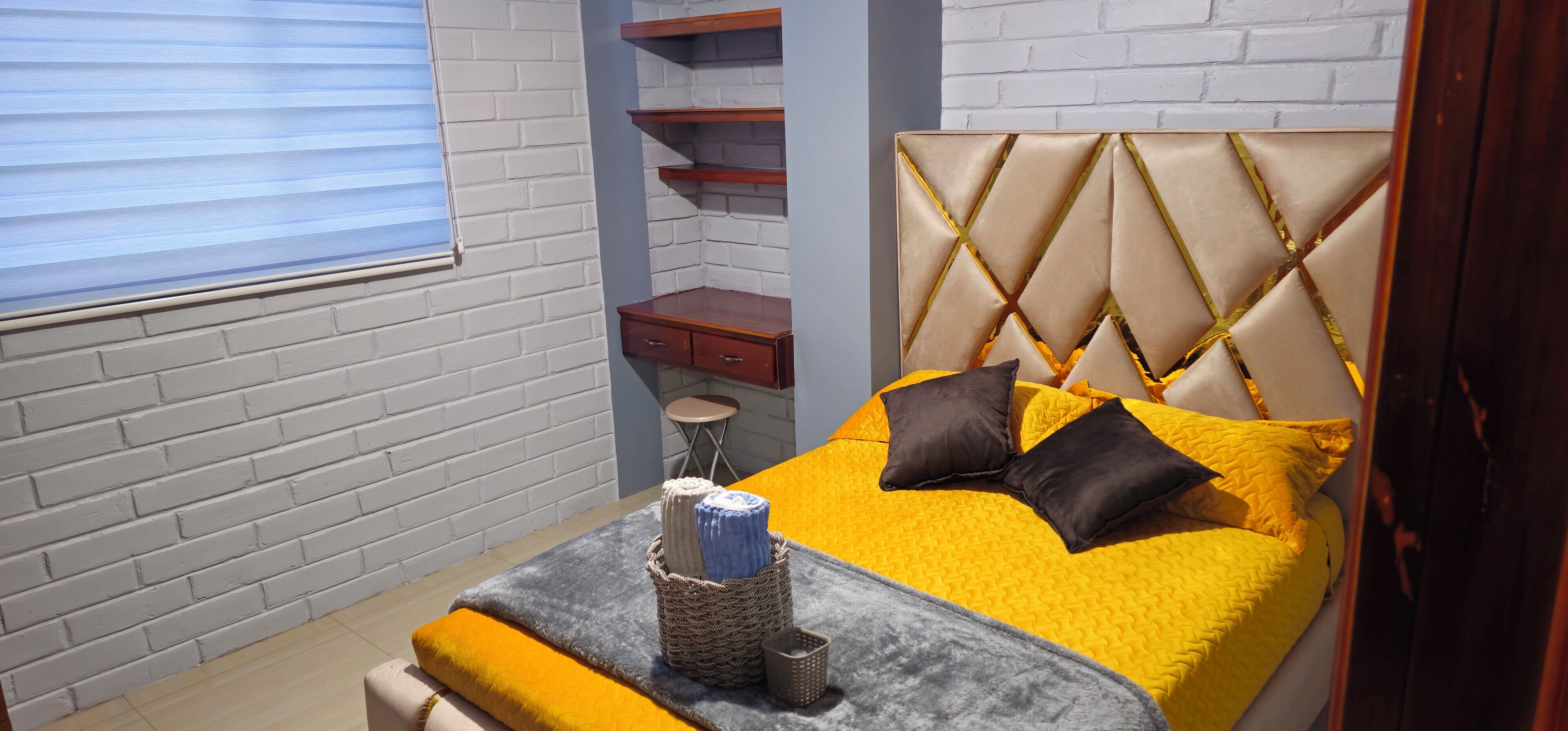 3 bedrooms, iron/ironing board, internet, bed sheets