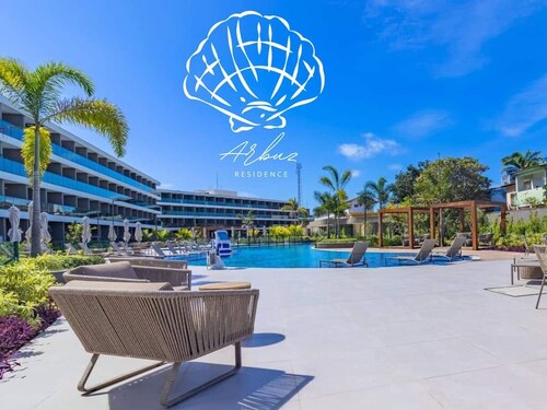 Deluxe Studio Beach Class Summer Resort w/ Pool & Jacuzzi