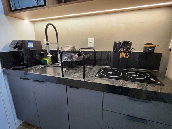 Frigorífico, microondas, placa de cocina y cafetera o tetera