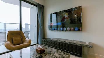 Departamento Deluxe, balcón, vista a la ciudad | Área de sala de estar