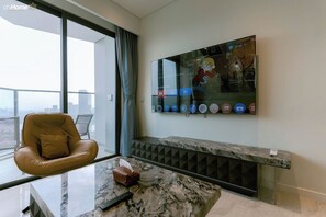 Apartamento luxo, sacada, vista para a cidade | Área de estar