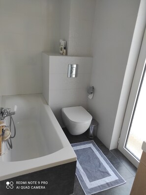 Haartrockner, Handtücher, Seife, Toilettenpapier