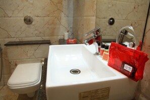 Bathroom - OYO Rooms Mall Road Cantonment (Varanasi)