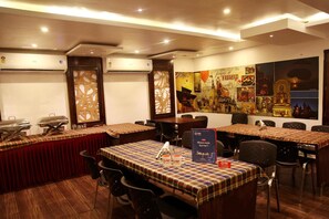 Dining - OYO Rooms Mall Road Cantonment (Varanasi)