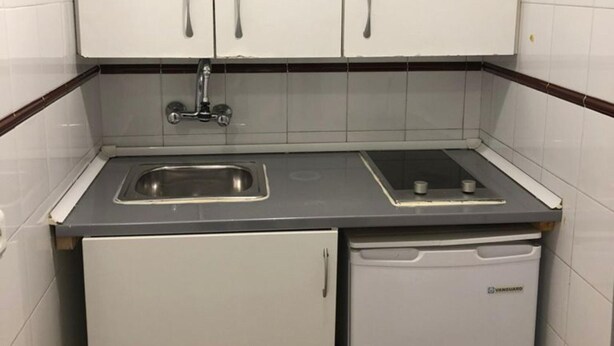 A compact kitchen with a sink, a dishwasher, and cabinets. - Romantic Apartment in Sevilla Near Giralda (Seville)