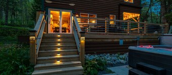Cozy Cabin w/ hot tub, 2 mi from Lake George, 24 acres, fireplace