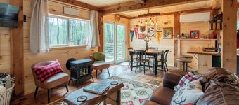 Cozy Cabin w/ hot tub, 2 mi from Lake George, 24 acres, fireplace