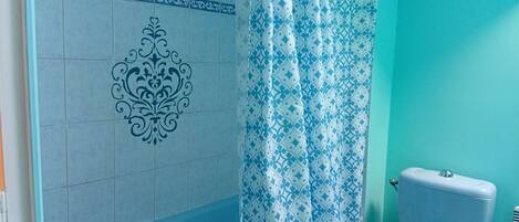 SĂšche-cheveux, serviettes fournies, savon, papier toilette