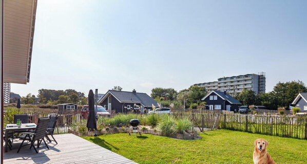 Outdoor dining - Vacation home with trampoline, sauna & fireplace - up to 3 dogs - fully fenced (Schönberg (Holstein))