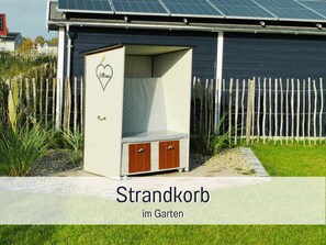 Property grounds - Vacation home with trampoline, sauna & fireplace - up to 3 dogs - fully fenced (Schönberg (Holstein))