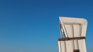 A tall, white, woven structure against a clear blue sky. - Vacation home with trampoline, sauna & fireplace - up to 3 dogs - fully fenced (Schönberg (Holstein))