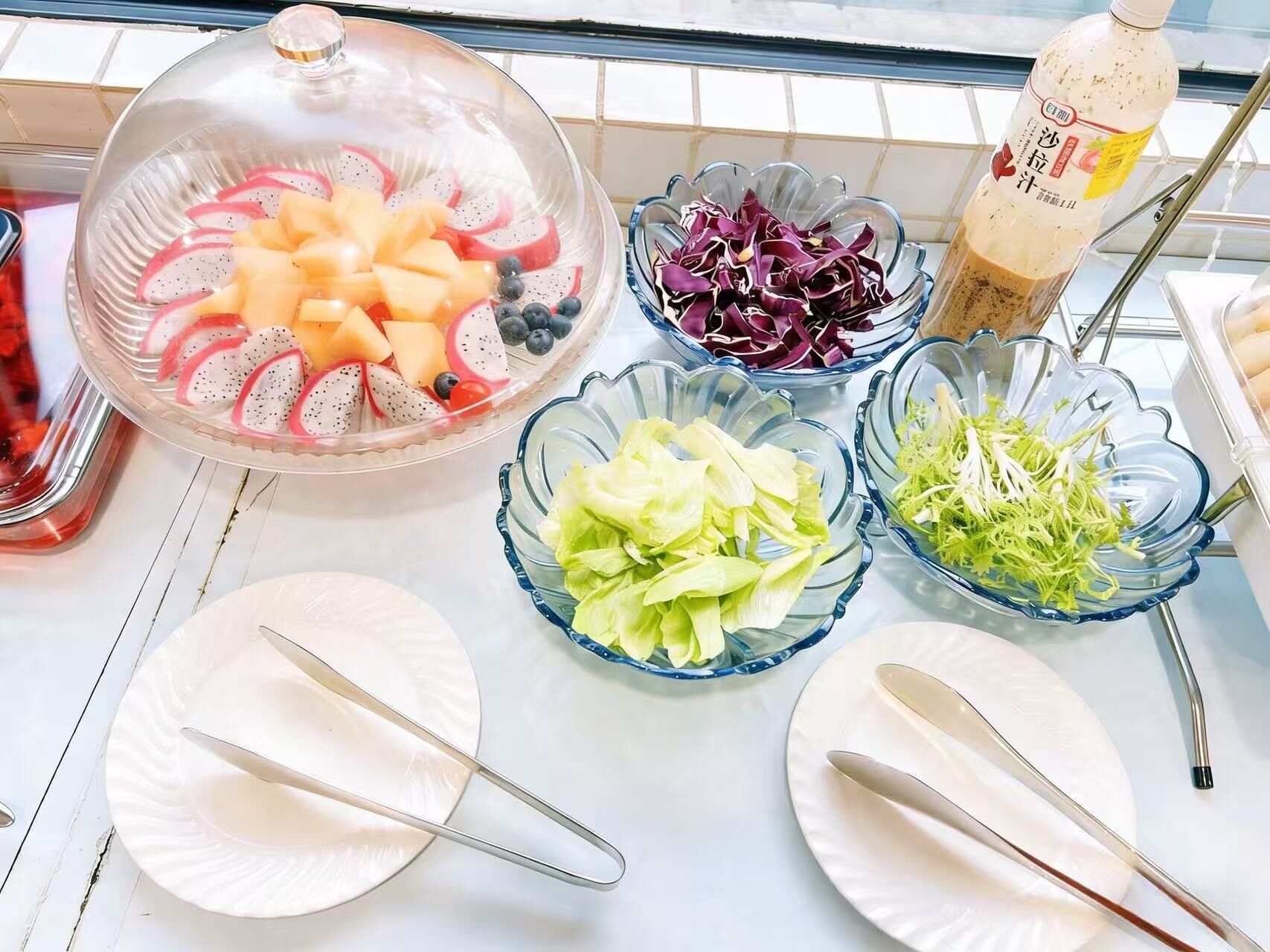 Una mesa de buffet con diferentes alimentos y salsas.