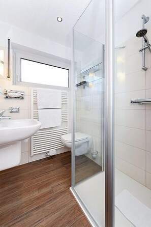 Comfort-Doppelzimmer, Gartenblick | Badezimmer