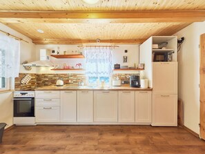 Kylskåp, mikrovågsugn, ugn och diskmaskin