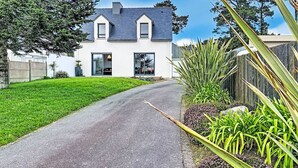 A modern two-story house with a paved driveway leading to the entrance. - Maison de la Ria by Interhome (Plouhinec Morbihan)