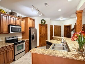 Fridge, microwave, oven, stovetop - Beautiful Rustic Mountain Getaway at Elkmont (Banner Elk)