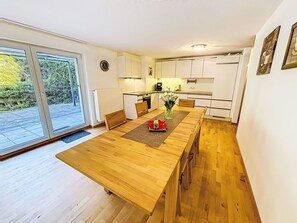 Fridge, oven, dishwasher, cookware/dishes/utensils - Happy Living by Interhome (Vandans)