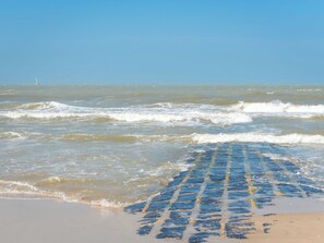 在海灘附近
